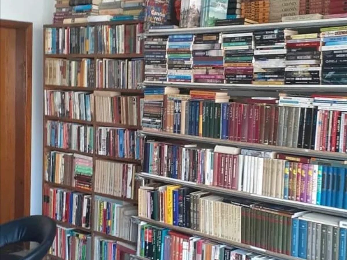 Police sa knjigama u antikvarnici Argiolog